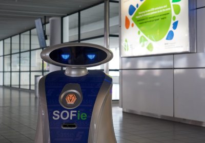 Роботизиран асистент почиства летище София