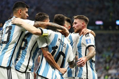 Аржентина си осигури полуфинален двубой срещу Хърватия след като победи
