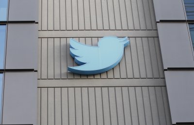 Туитър блокира профили на журналисти
