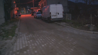 Жители на петричко село сами ремонтират улици и тротоари