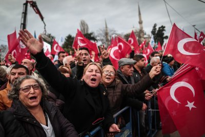 Хиляди излязоха на протест срещу присъдата на кмета на Истанбул