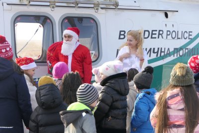 Дядо Коледа пристигна с хеликоптер при децата на гранични полицаи