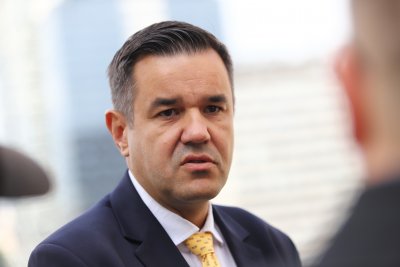 Министърът на икономиката Никола Стоянов дава изявление Гледайте на живо