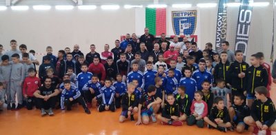 104 състезатели от 17 клуба от Гърция Македония и България