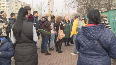 Родители на деца с диабет протестираха пред Педиатрията в София заради уволнена лекарка