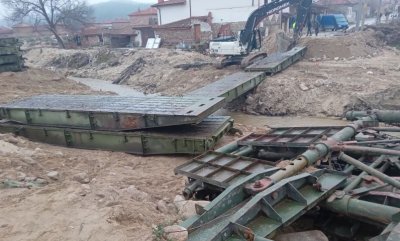 Монтират временен мост в наводненото карловско село Каравелово