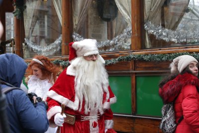 Дядо Коледа и Снежанка пътуват в коледен трамвай в София (Снимки)