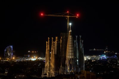 За първи път: Пуснаха светлините на две нови кули на катедралата "Саграда фамилия" в Барселона
