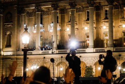 Хиляди привърженици изпълниха площад Конкорд в Париж за да приветстват