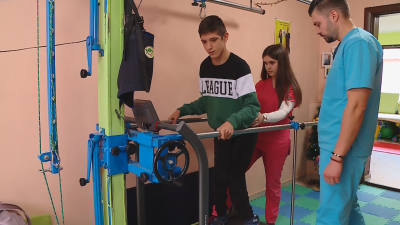"Българската Коледа" помага на 15-годишния Ивайло с детска церебрална парализа