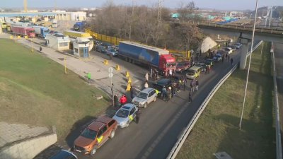 Протест на "Дунав мост" блокира движението към румънската граница