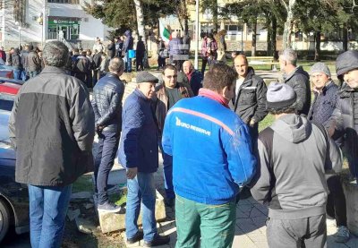 Земеделски производители от Вълчи дол протестираха срещу строежа на ветрогенераторен парк