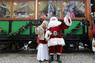 Коледен ретро трамвай радва столичани