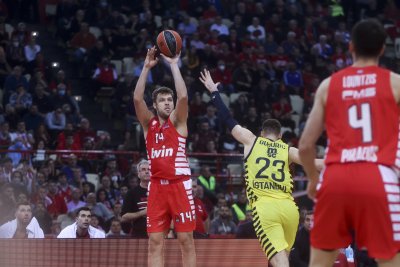 Българският баскетболен национал Александър Везенков изрази щастието си от удължаването