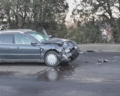 Челен удар между пикап и лек автомобил затвори за кратко