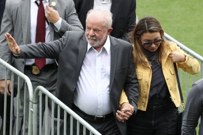 Повече от 150 000 души, сред които и президентът на Бразилия Луис Инасио Лула да Силва, отдадоха почит на Пеле