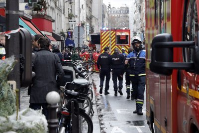 Двама убити и четирима ранени при стрелба в Париж По