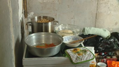 Как се готвят за Бъдни вечер в наводнените карловски села