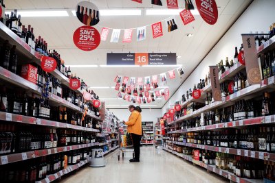 Великобритания замразява данъците върху алкохола поне до август 2023 г.