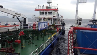 На път за Антарктида: Научноизследователският кораб "Св. св. Кирил и Методий" е на котва на изхода на Босфора