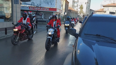 Мотористи се преоблякоха като Дядо Коледа и преминаха по основни