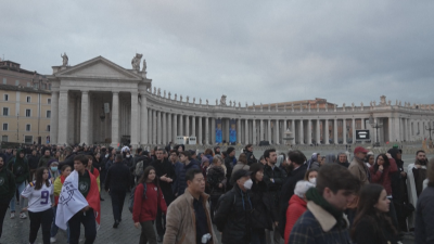 Десетки хиляди се поклониха пред папа Бенедикт XVI в базиликата "Свети Петър"