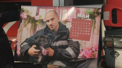 Бургаските пожарникари заснеха фотосесия с кучета от приюта в Бургас