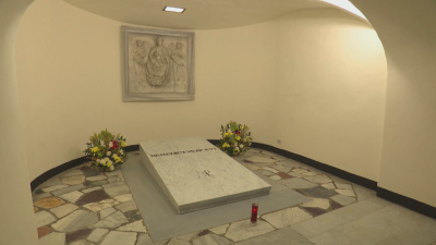 Гробницата на папа Бенедикт XVI в криптата на базиликата Свети
