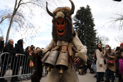 Над 200 дефилиращи сурвакари майстори на маски фолклорен танцов ансамбъл