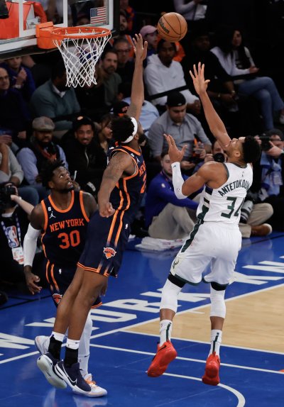 Янис Антетокумпо бе най-резултатен за победата на Милуоки като гост на Ню Йорк в НБА
