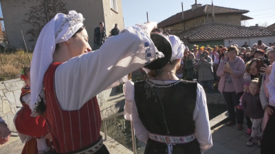 На Ивановден: В Карлово направиха традиционен "Къпанак" на булки и именици