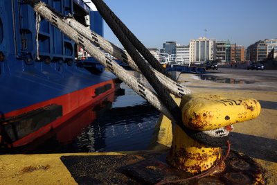 Десетки фериботи останаха тази сутрин закотвени на пристанищата в Гърция