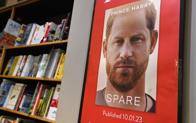 Принц Хари разказва в книга смущаващи подробности за британското кралско семейство