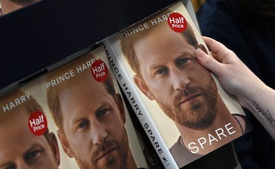 Опашки се извиха пред книжарниците във Великобритания за мемоарите на принц Хари