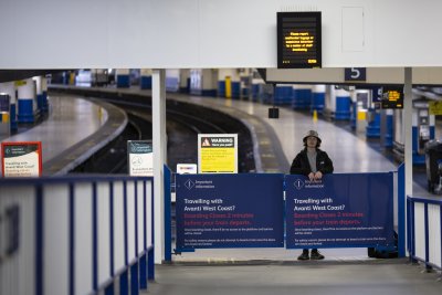 Машинисти от 15 британски жп компании стачкуват днес Очаква се
