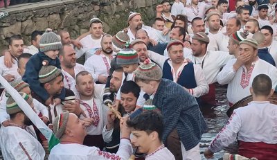 Христовият кръст бе изваден от водите на Тунджа и даден на най-малкия участник в хорото в Калофер (ВИДЕО)