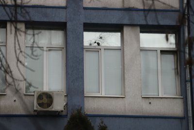 Мъж стреля по сградата на Трето районно управление в София, полицай е леко пострадал (Снимки)