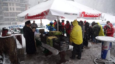 По време на молебен за сняг най-накрая заваля в Пампорово (СНИМКИ)