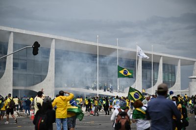 Полицията в Бразилия използва сълзотворен газ за да отблъсне стотици