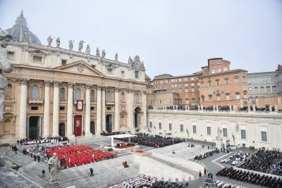Последно сбогом с Бенедикт XVI: Папа Франциск води траурната церемония