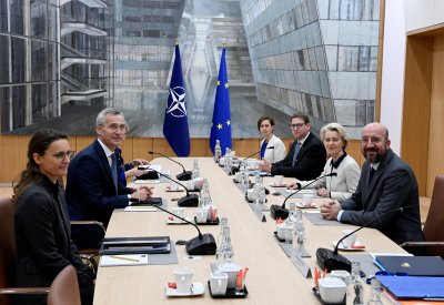 Европейският съюз и НАТО подписаха стратегическо споразумение за задълбочаване на