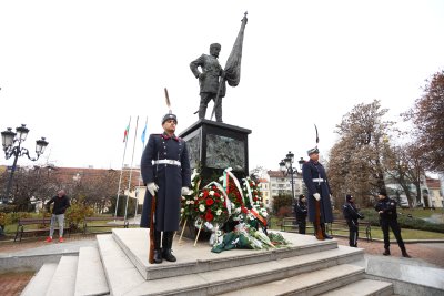 Почетни часови от Националната гвардейска част бяха разположени пред Паметника