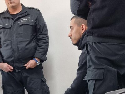 Полицаят, превозвал мигранти, остава за постоянно в ареста