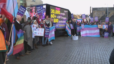 Лондон блокира оспорван шотландски закон за по-лесна смяна на пола
