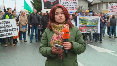 Жители на шест асеновградски села блокираха за половин час главен