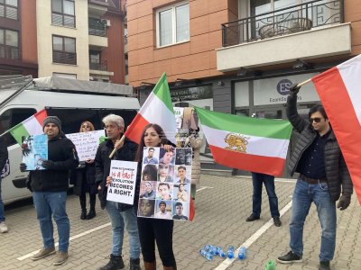 Ирански граждани се събраха на протест пред посолството на ислямската