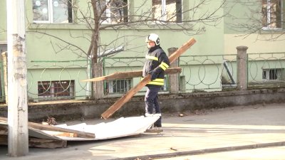 Описват щетите след ураганния вятър във Враца