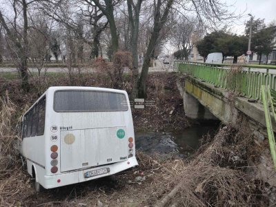Автобус падна от мост в река в сливенско село