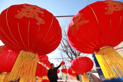 Най големият фестивал на фенерите беше открит в китайския град Шънян Посетителите