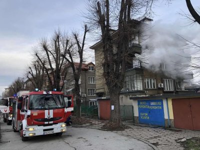 Жилищна сграда пламна в Пловдив. Сигнал за пожар в триетажна
